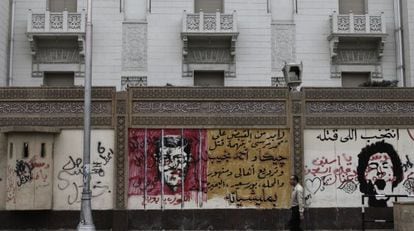 Pintadas contra Morsi en el palacio presidencial de El Cairo.