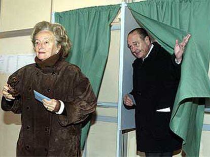 Chirac y su esposa salen la cabina de voto en Sarran, centro de Francia, en la segunda vuelta de las regionales.