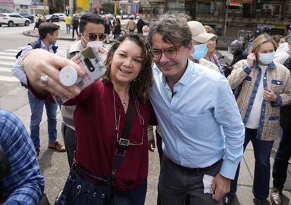 El aspirante a presidente de la Coalición Centro Esperanza, Alejandro Gaviria, posa para una foto cuando llega a emitir su voto en Bogotá, Colombia.
