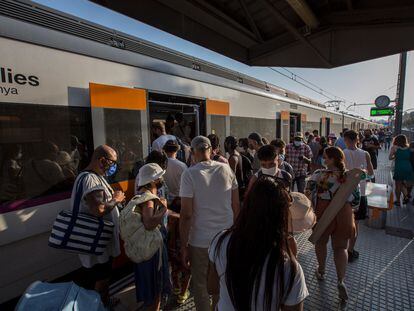 Aglomeraciones en la línea R1 de Renfe a la vuelta de las playas del Maresme, este domingo.