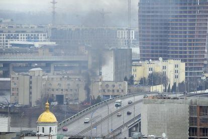 Detalle del incendio producido en los alrededores del Ministerio de Defensa de Ucrania. 