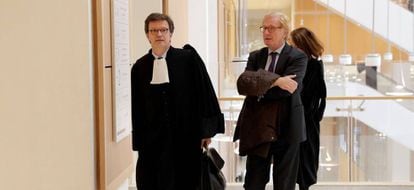 El ex director general de UBS Francia, Patrick de Fayet (derecha) llega al juzgado de París donde se ha juzgado al banco.