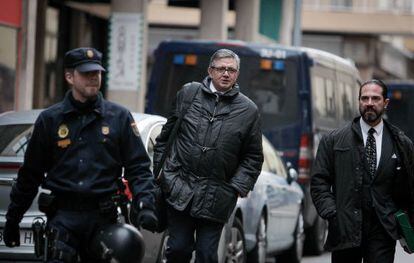 Carlos Garc&iacute;a Revenga, en el centro, llega a los juzgados de Palma. 