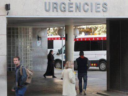 Entrada de urgencias del Hospital Clínico Universitario de Valencia, en una imagen de archivo.