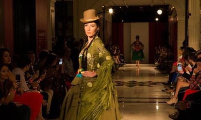 Una modelo desfila con un traje de chola paceña en la Uptown Fashion Week, en Nueva York.