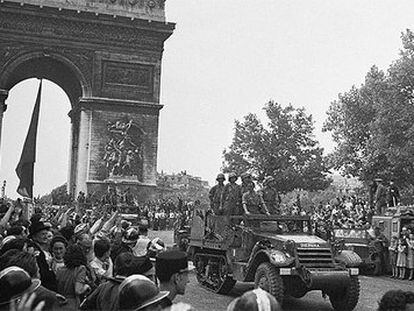 La División Leclerc, con republicanos españoles, desfila junto al Arco del Triunfo tras la liberación de París en 1944.