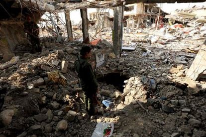 Un peshmerga inspecciona un túnel usado por el ISIS en la ciudad iraquí de Sinjar.