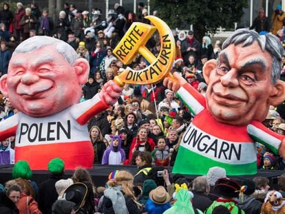 Manifestación en Düsseldorf con muñecos hinchables representando a Jaroslaw Kaczynski y Viktor Orbán, en febrero de 2018.
