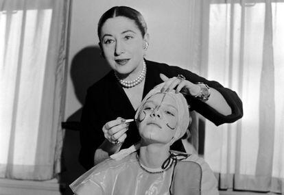 Helena Rubinstein enseña a maquillarse a una modelo, en 1935.