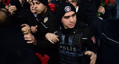 Agentes de polic&iacute;a controlan el acceso al club Reina de los ciudadanos que quieren depositar flores en homenaje tras el atentado.