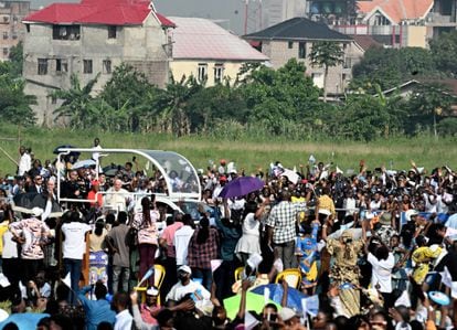 The Pope, during his journey with the popemobile through the Congolese airport where the mass was celebrated, this Wednesday in the city of Kinshasa.