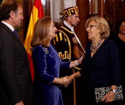 El presidente del Senado, Pío García Escudero (i), y la presidenta de la Cámara Baja, Ana Pastor (c), saludan a la alcaldesa de Madrid, Manuela Carmena (d).