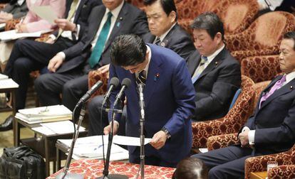 El primer ministro de Japón, Shinzo Abe, leyendo un discurso en el parlamento