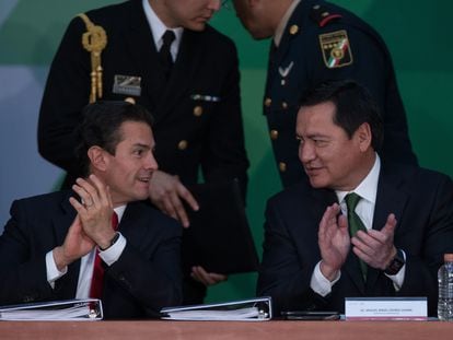 Enrique Peña Nieto y Miguel Ángel Osorio Chong, en Ciudad de México, el 21 de diciembre de 2017.