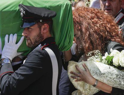 La mujer de Mario Cerciello, el carabinieri asesinado por dos turistas americanos, sigue el ataúd de su marido durante el funeral celebrado en Somma Vesuviana,cerca de Nápoles (Italia).