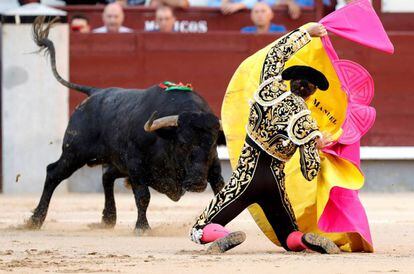 El diestro Manuel Escribano da un pase con el capote al primero de su lote, durante el sexto y último festejo de la Feria de Otoño.
 