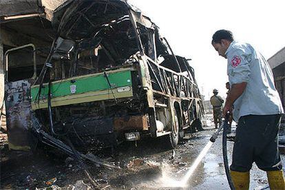 Un operario limpia junto al autobús en el que se ha producido el atentado.