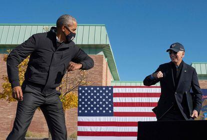 El expresidente Barack Obama y el candidato democráta, Joe Biden, en un acto de la campaña electoral en Flint (Michigan), el 31 de octubre.
