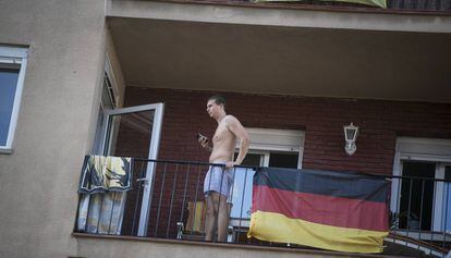 Un turista, en un piso tur&iacute;stico de la Barceloneta. 