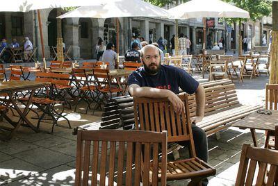 Rodrigo Cota, autor de <i>La loca historia de Pontevedra</i>, en un rincón del centro histórico de la ciudad.