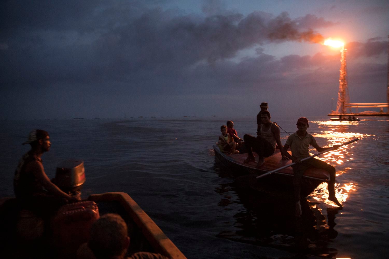 Un grupo de hombres navega cerca de La Salina, la terminal estatal de envío de crudo PDVSA en el lago de Maracaibo en Cabimas, Venezuela.