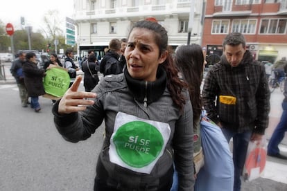 Carmen Buch espera una llamada de teléfono. Es una de las afectadas de desahucios con fecha y hora de la Empresa Municipal de Vivienda y Suelo (EMVS) de Madrid. La edil y diputada del PP Eva Durán se comprometió a mediar en su caso, cuyo lanzamiento está previsto el 13 de abril. Ahora, Buch también es activista antidesahucio. Participó en los dos organizados en casas de políticos esta semana. “No nos pueden dejar en la calle”, pide.
