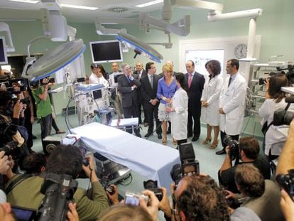 La presidenta y sus acompañantes reciben explicaciones sobre el funcionamiento de un quirófano del nuevo hospital.