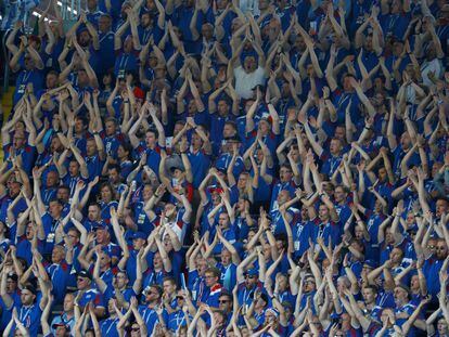 La afición de Islandia en la grada del Spartak Stadium, durante el partido contra Argentina.