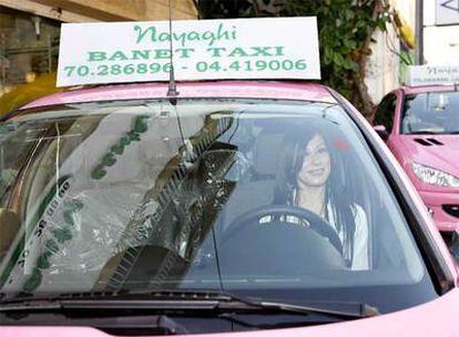 Uno de los taxis rosas para mujeres que pueden verse en Líbano