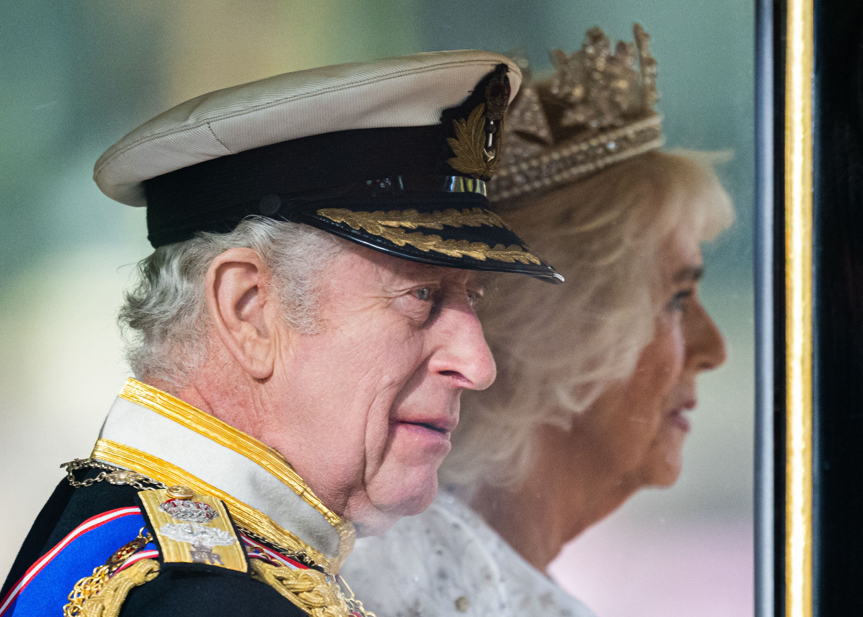 Carlos III, junto a Camila, viajan en la carroza real hacia el Palacio de Westminster.