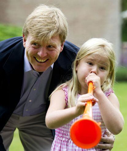 Guillermo de Holanda, ayer con su hija Amalia.