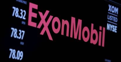 Logo de Exxon Mobil en la Bolsa de Nueva York.