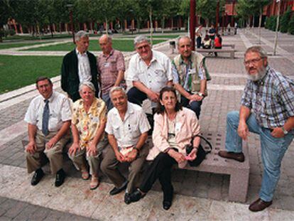 Directivos de la Federación de Curas Casados. En el centro, sentados, Julio Pinillos y Clelia Luro (derecha).