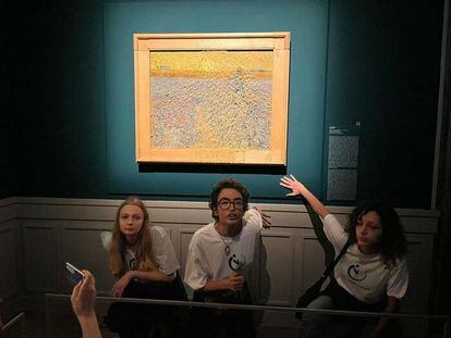 Activistas ecologistas del grupo Última Generación, tras lanzar sopa de guisantes sobre 'El Sembrador' de Vicent Van Gogh, en Roma.