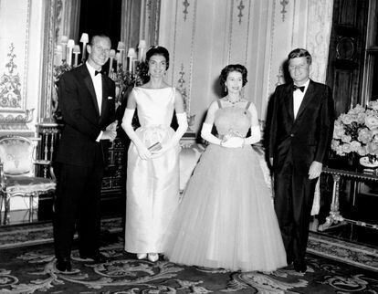 La visita que recogió la serie 'The Crown'. El presidente estadounidense John Kennedy (a la derecha) y su esposa Jacqueline (segunda por la izquierda) fotografiados con la reina Isabel II y el duque de Edimburgo en el palacio de Buckingham, en Londres, en junio de 1961. Según la ficción de Netflix, la primera dama de EE UU criticaría los estilismos de Isabel de Inglaterra al considerarlos anticuados y pasados de moda.