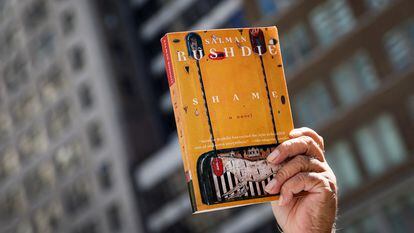 Un hombre sostenía el 19 de agosto un libro del autor Salman Rushdie, durante una concentración en defensa de la libertad de expresión en la Biblioteca Pública de Nueva York.