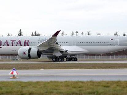 Un avi&oacute;n de Qatar Airways, en Madrid.