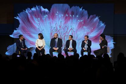Los premiados, de izquierda a derecha, Luis Navarro, Ceo de Cubierta Solar; Carmen Gómez -Acebo, directora de Sostenibilidad de Coca-Cola; Arsenio Navarro, investigador principal del proyecto Efficient heating de Aimplas; Víctor Gimeno, director general de Digitalización y Sostenibilidad de Capital Energy; Borja Carabante, delegado del área de Gobierno de Urbanismo, Medio Ambiente y Movilidad del Ayuntamiento de Madrid.                     