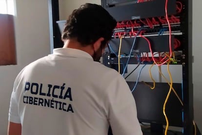 Un agente de la Policía Cibernética de San Luis Potosí en el área del Colegio Nacional de Educación Profesional Técnica (Conalep) donde se encontró la mina de criptomonedas.
