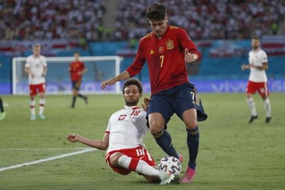 El jugador polaco Bereszynski intenta robar el balón a Álvaro Morata.