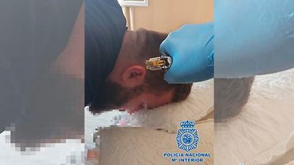 Imagen del ciudadano húngaro secuestrado en una villa de lujo de Benalmádena (Málaga) enviada por sus captores para pedir rescate.