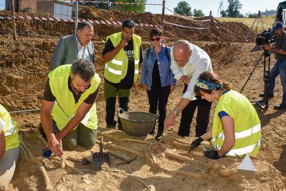 Romeva amb l'equip d'arqueòlegs a Figuerola d'Orcau.
