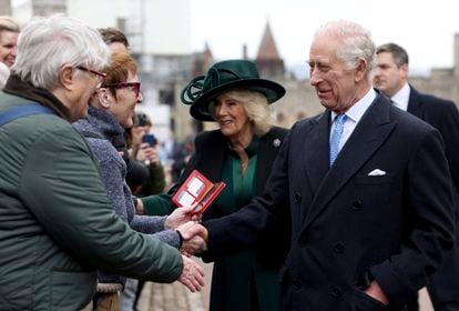 Charles III and Camilla greeted the people gathered outside St. George's Chapel, in Windsor, this Sunday.