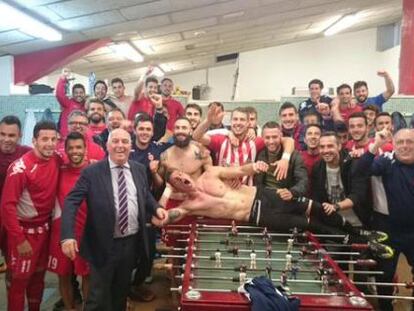 Los jugadores del Girona celebran su triunfo en los vestuarios.