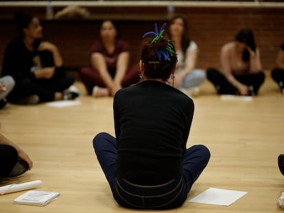 Elena Cánovas, directora de la compañía de teatro Yeses, durante una sesión preparatoria de 'Dramawalker' con las presas de Alcalá Meco.