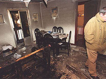 El teniente de alcalde de Andoain, Estanis Amutxastegi, en el salón de su domicilio, incendiado a causa de un ataque con un cohete pirotécnico.