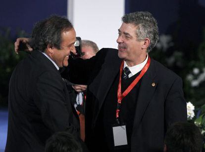 Michel Platini felicita a Ángel María Villar tras ser reelegido presidente de la federación.