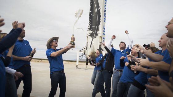 El equipo de Blue Origin (junto con Jeff Bezos) celebran el éxito del aterrizaje controlado de su cohete New Shepard, en Texas (EEUU), el 23 de noviembre de 2015.