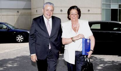 El expresidente de Feria Valencia, Alberto Catalá, con la presidenta del patronato y alcaldesa de Valencia, Rita Barberá, en junio de 2013.