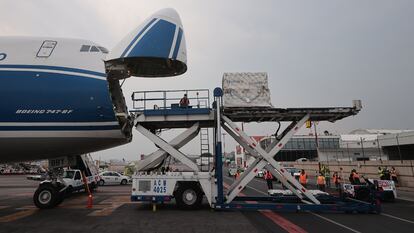 Un cargamento de vacunas en el aeropuerto Benito Juárez, en 2021.